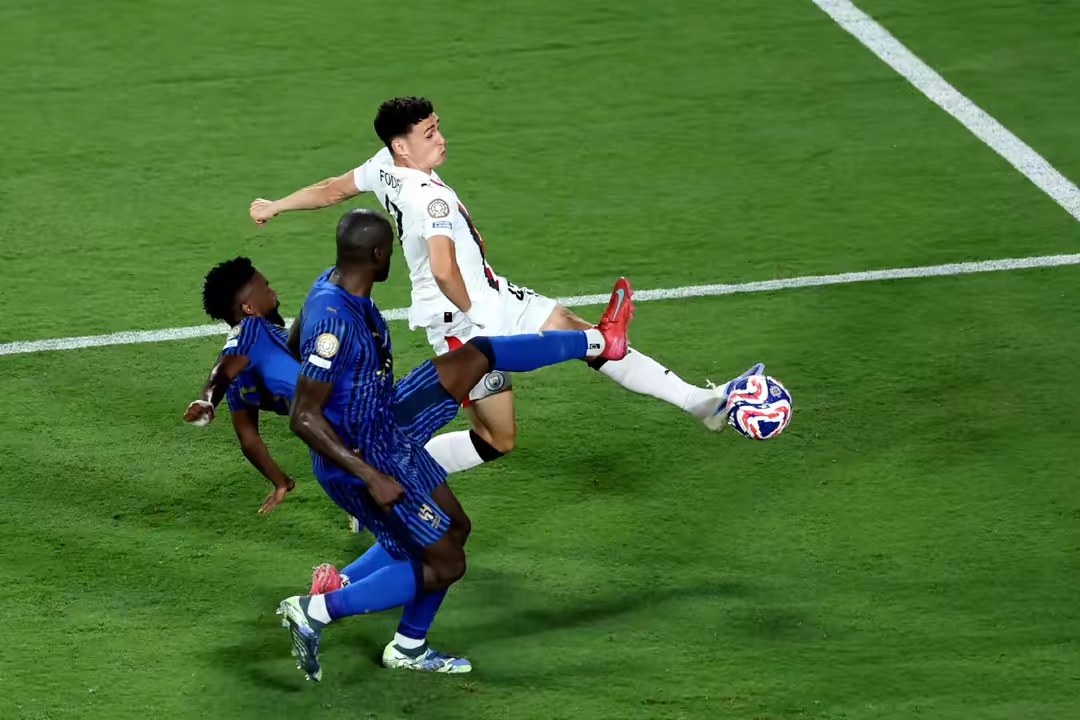 包含今晚突围战来临；曼城围绕CBA季后赛遗憾出局；悬念犹存；球队文化再被提及的词条